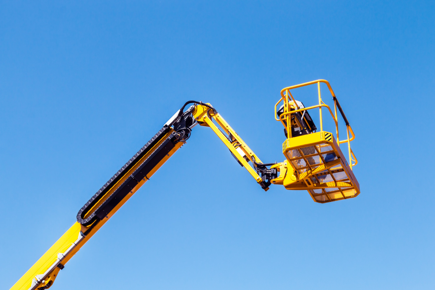 Odpowiedni podnośnik wykorzystywany podczas prac budowlanych na wysokości