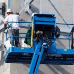 Bezpieczeństwo pracy na wysokości – jak zadbać o sprzęt i operatorów