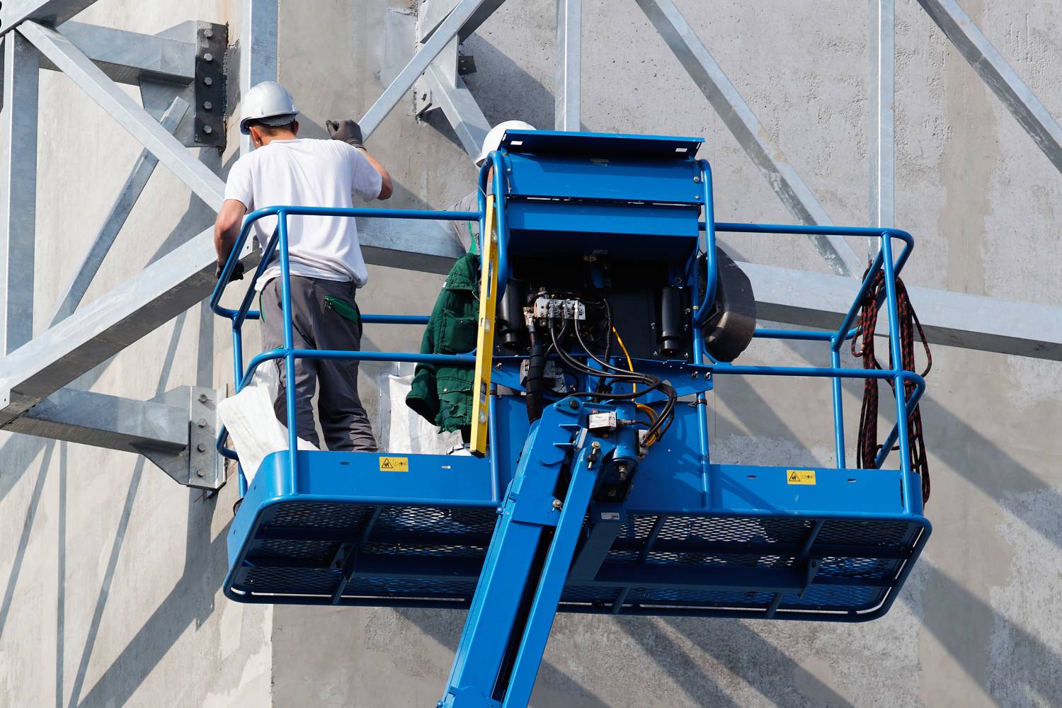 Bezpieczeństwo pracy na wysokości – jak zadbać o sprzęt i operatorów